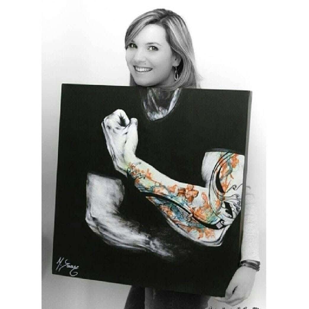 Portrait de Magali Savary, artiste plasticienne, en plein geste créatif