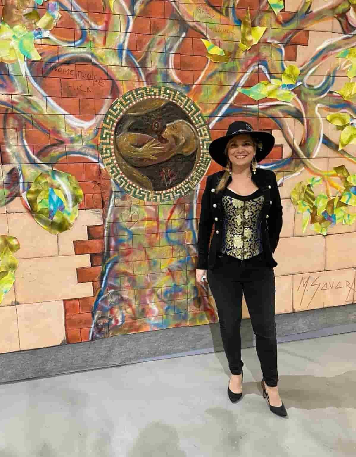 Portrait de Magali Savary, artiste plasticienne, en train de créer