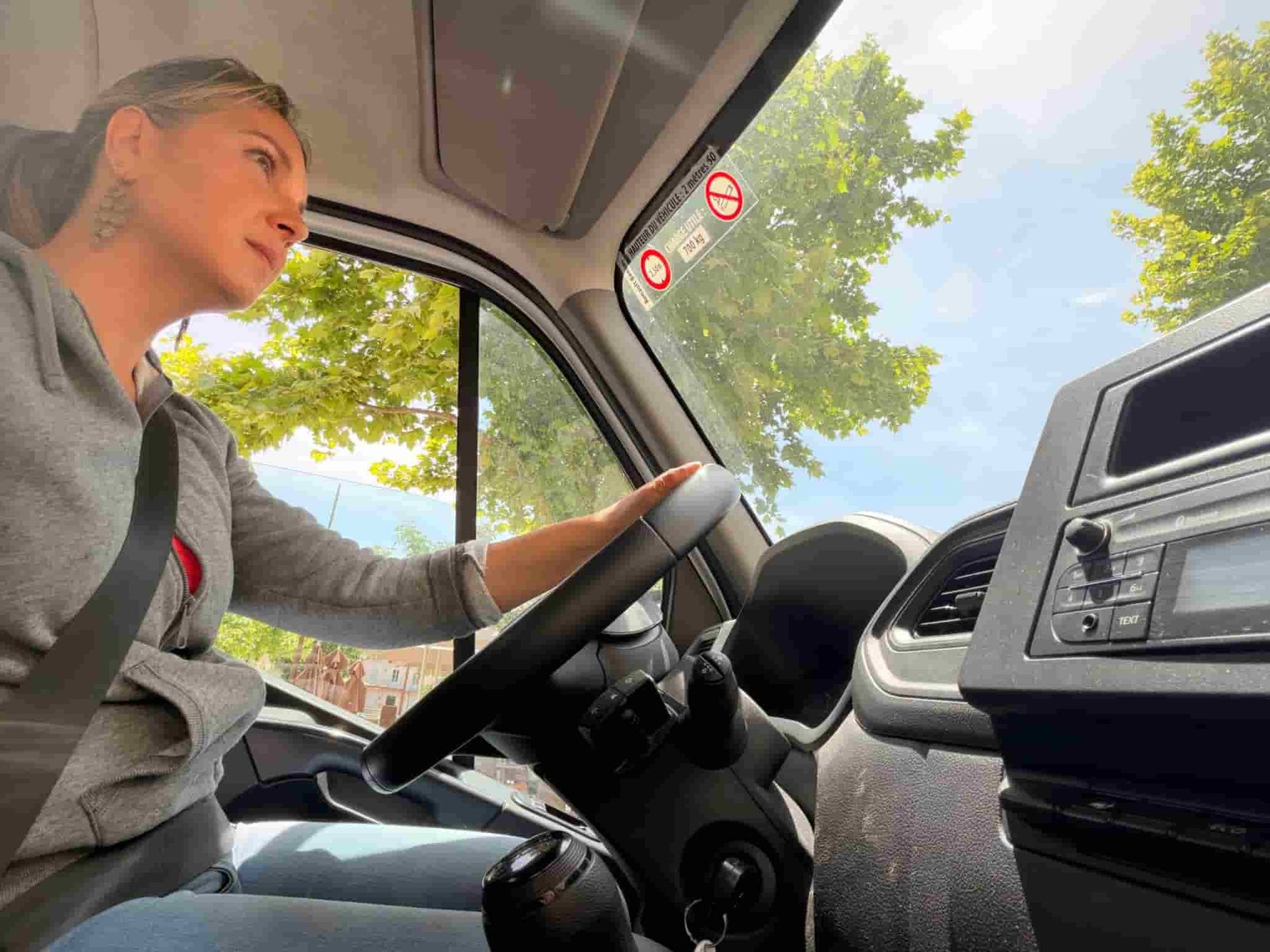Magali Savary au volant d'un camion-benne pour aller chercher du bois à la scierie