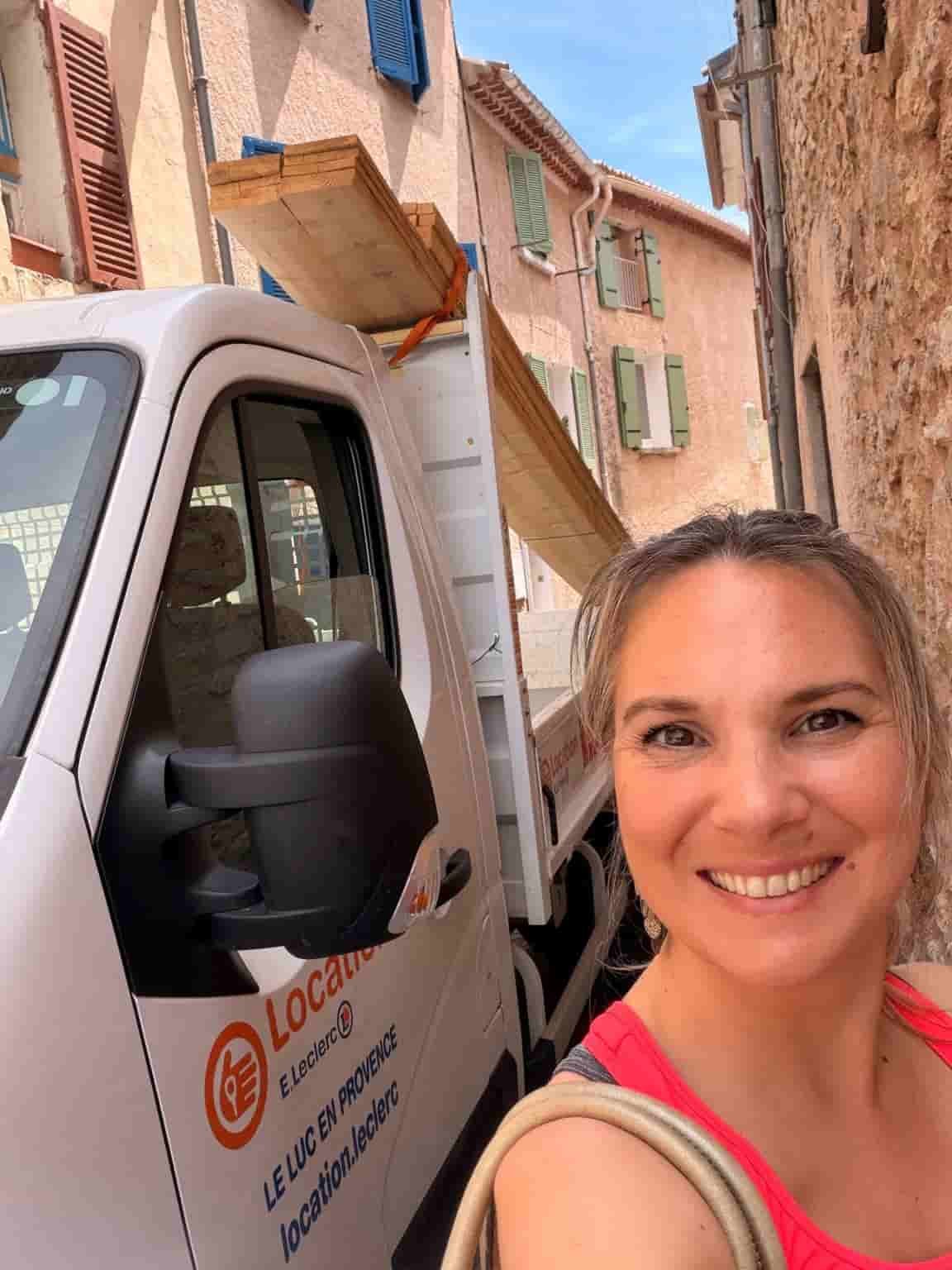 Chargement du bois sur le camion-benne à la scierie Autran