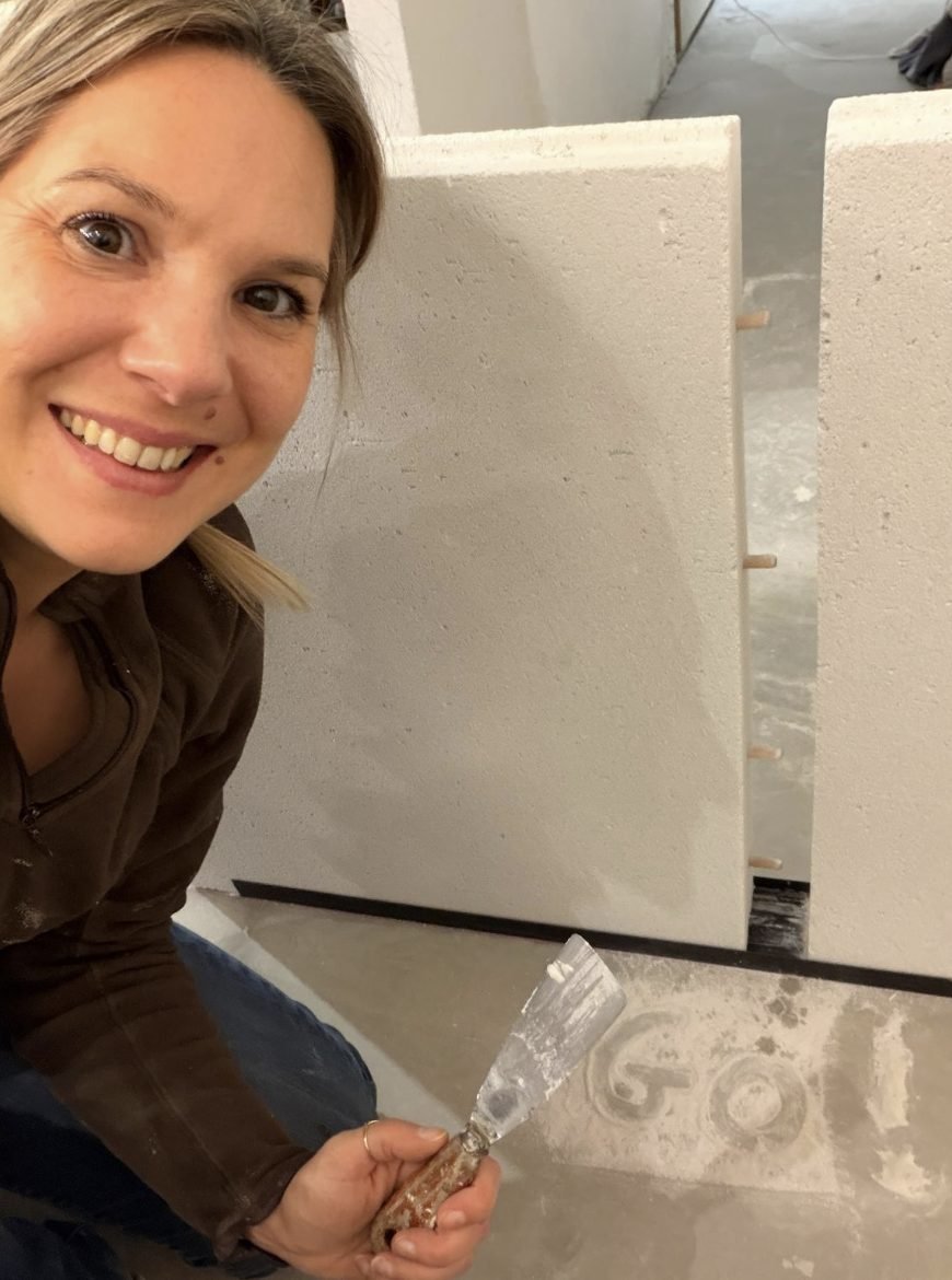 Magali Savary, truelle à la main, pendant les travaux d'aménagement du futur cabinet de créations Épanovia