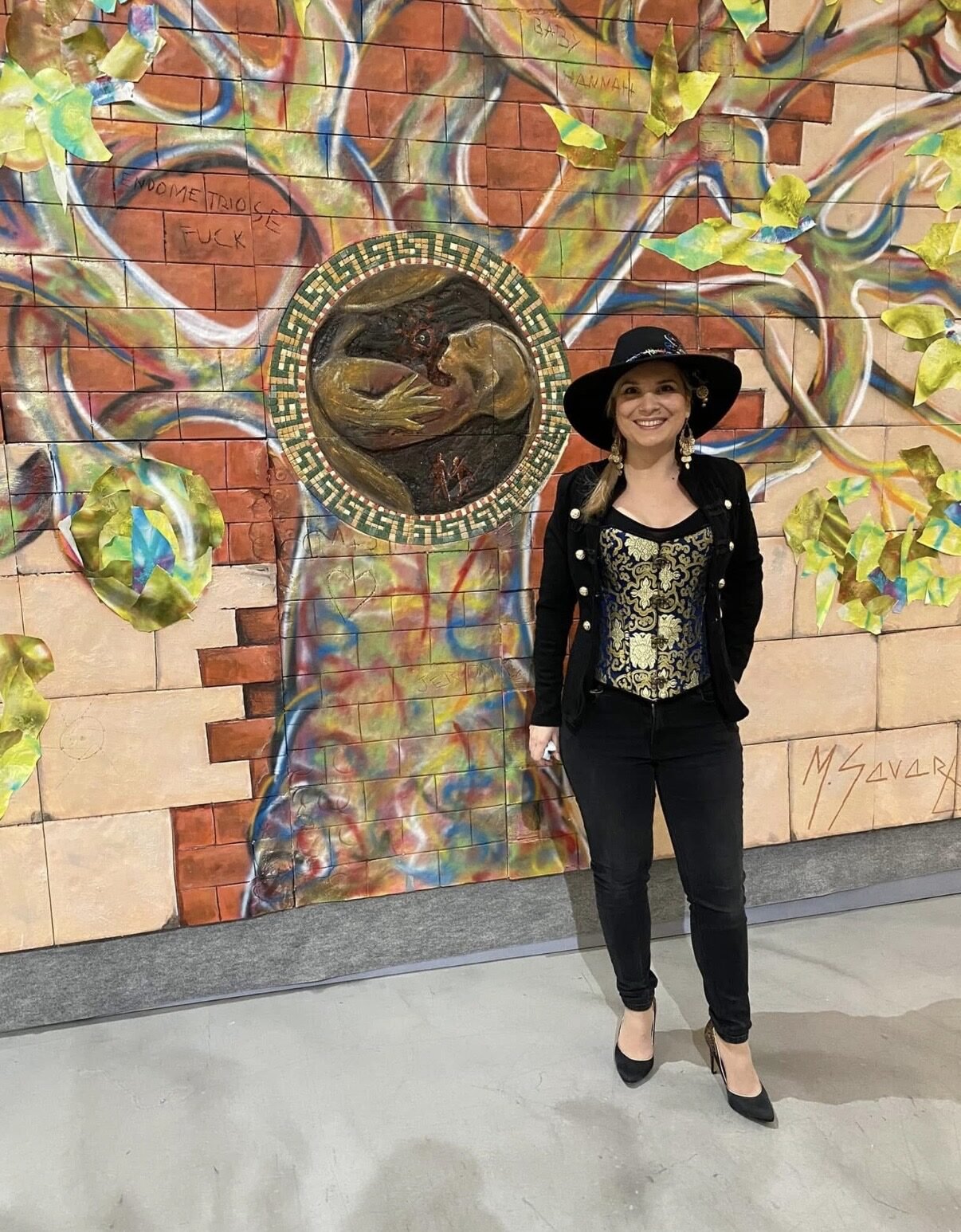 Magali Savary devant une fresque murale collective