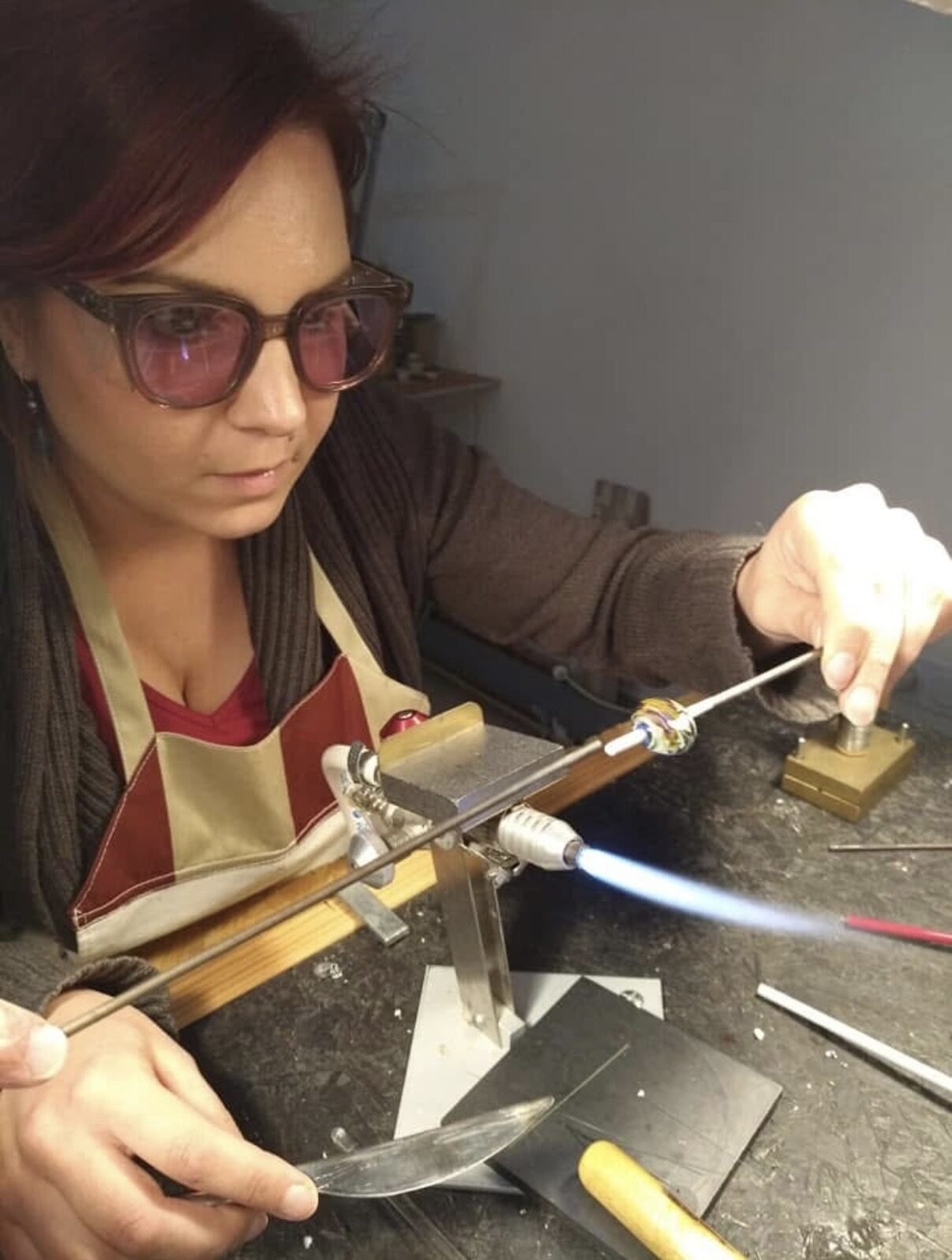 Magali Savary au travail du verre au chalumeau, technique du verre de Murano